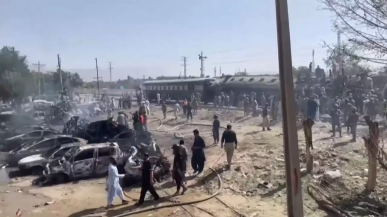 Поезд взорвался в Пакистане