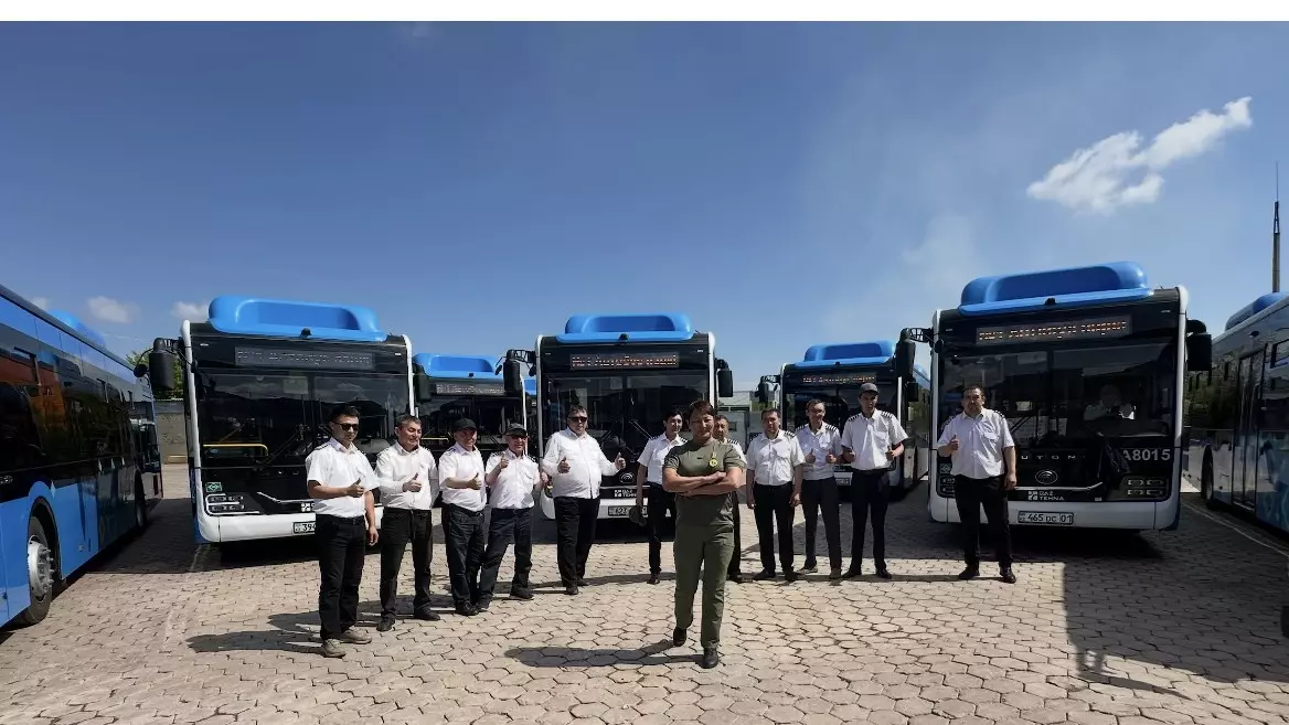 55 жастағы ұстаз 13,5 тонна автобусты сүйреп, әлем рекордын орнатты