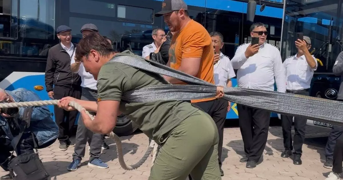  Айгүл Ержанова 13 тонналық автобусты сүйреп, әлем рекордын жаңартты 