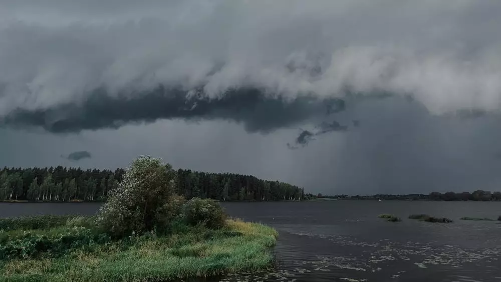 Дүйсенбіде 16 өңірде дауылды ескерту жарияланды