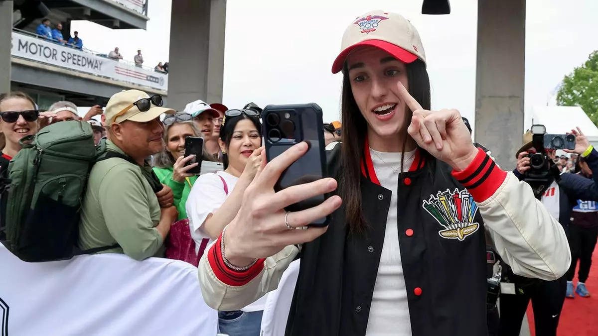 Фанаты Indy 500 требуют Кейтлин Кларк, когда она выходит в центр внимания на гонке.