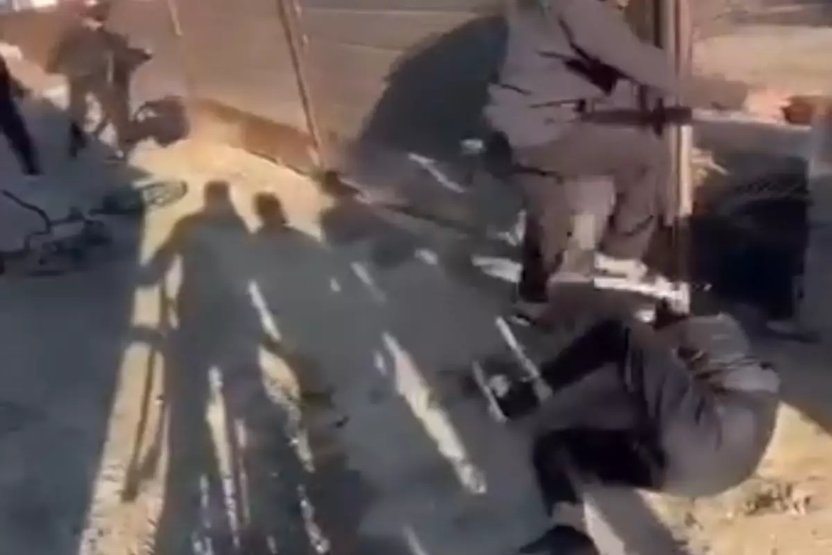 ​Подростковая драка в Жылыойском районе попала на видео