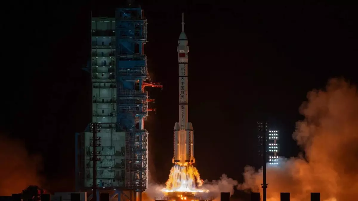 Китай запустил космический корабль "Шэньчжоу-23"