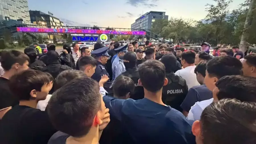 Атырауда шетелдік нөмірлі көліктерге тексеріс: Жүргізушілер жаппай наразылыққа шықты 