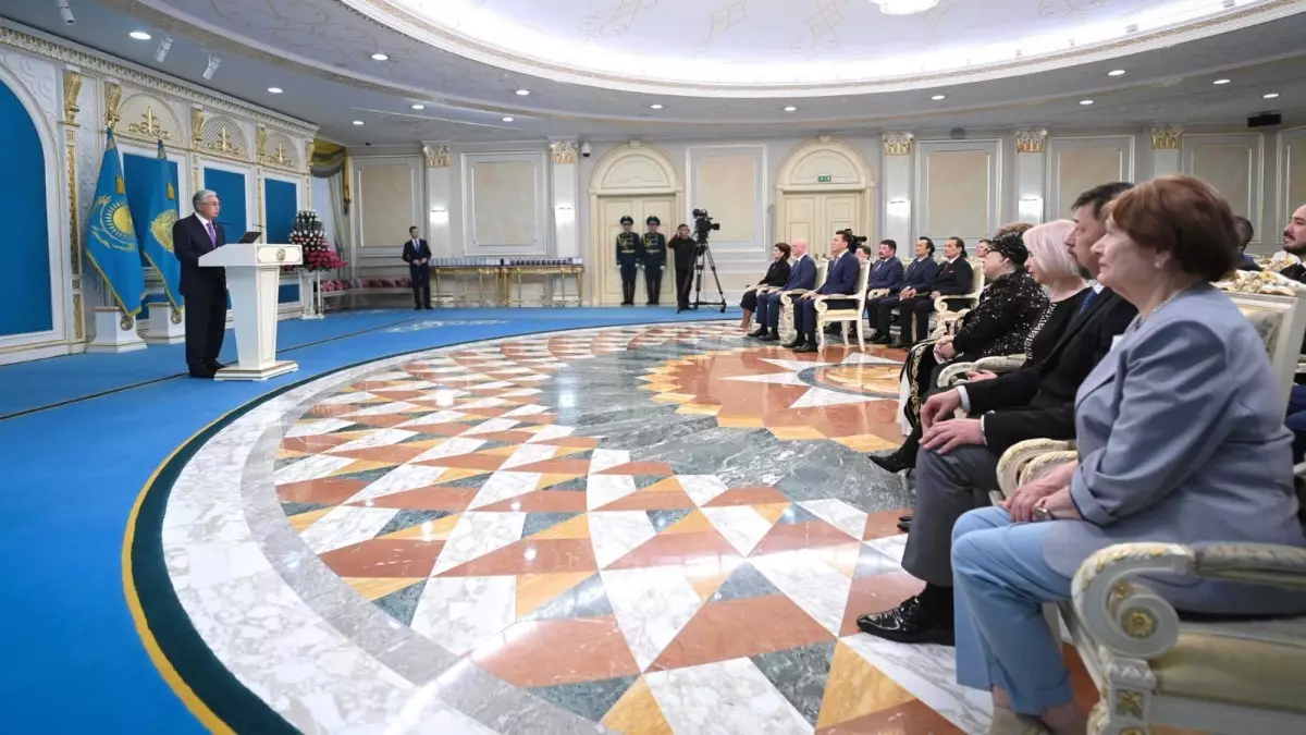  Тоқаев ұлт өнері өкілдеріне пәтер кілтін табыстады 