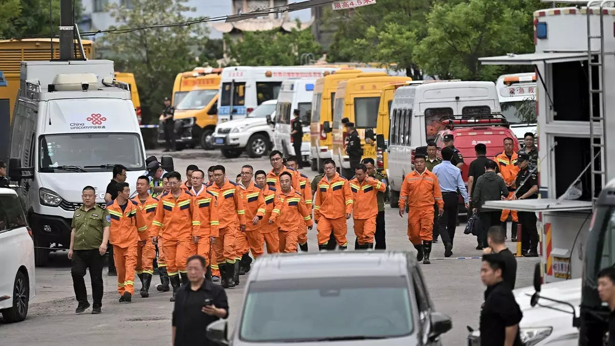 По меньшей мере 82 человека погибли в результате мощного взрыва газа на угольной шахте в Китае.