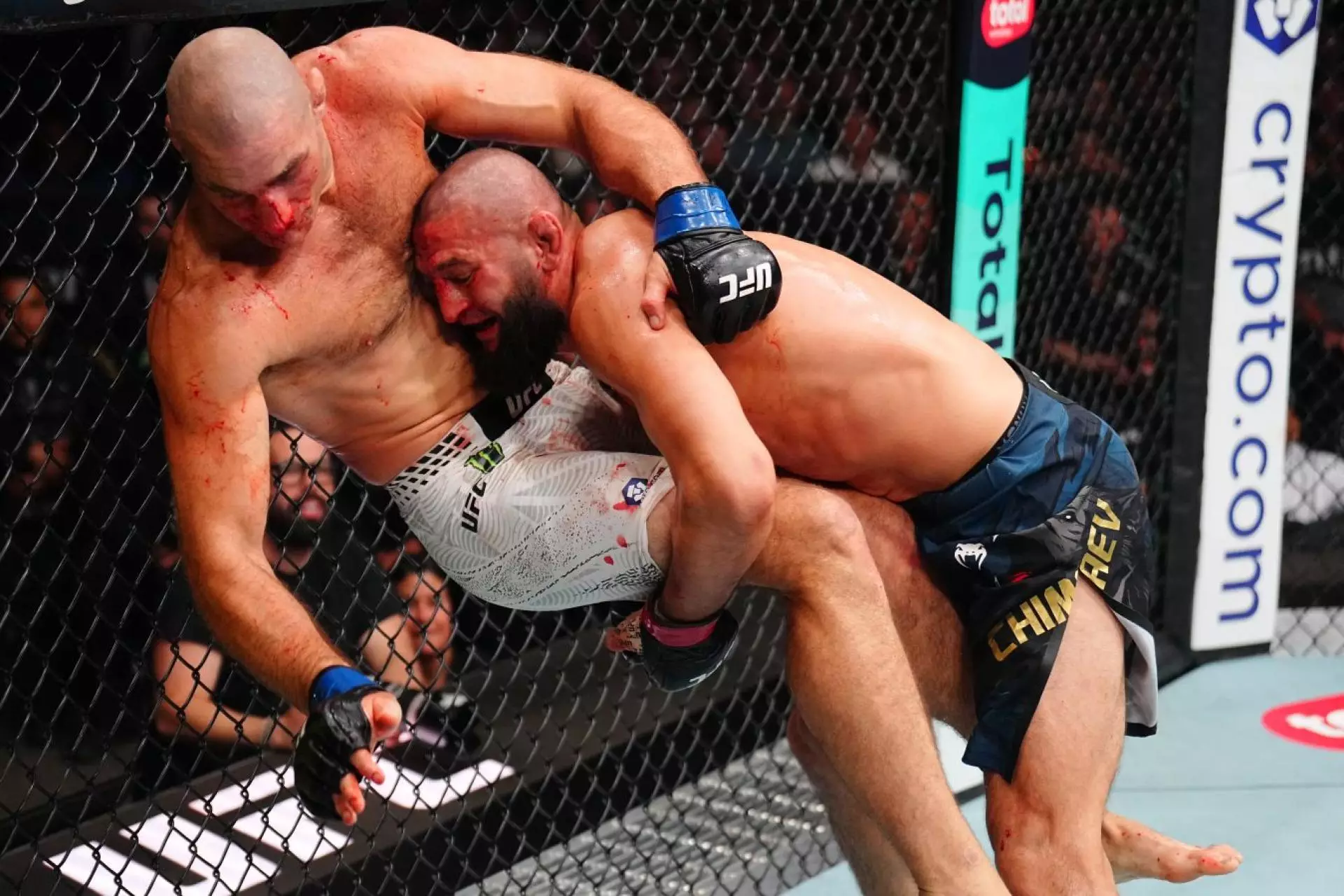 Хамзат Чимаев обвинил судей после потери титула UFC