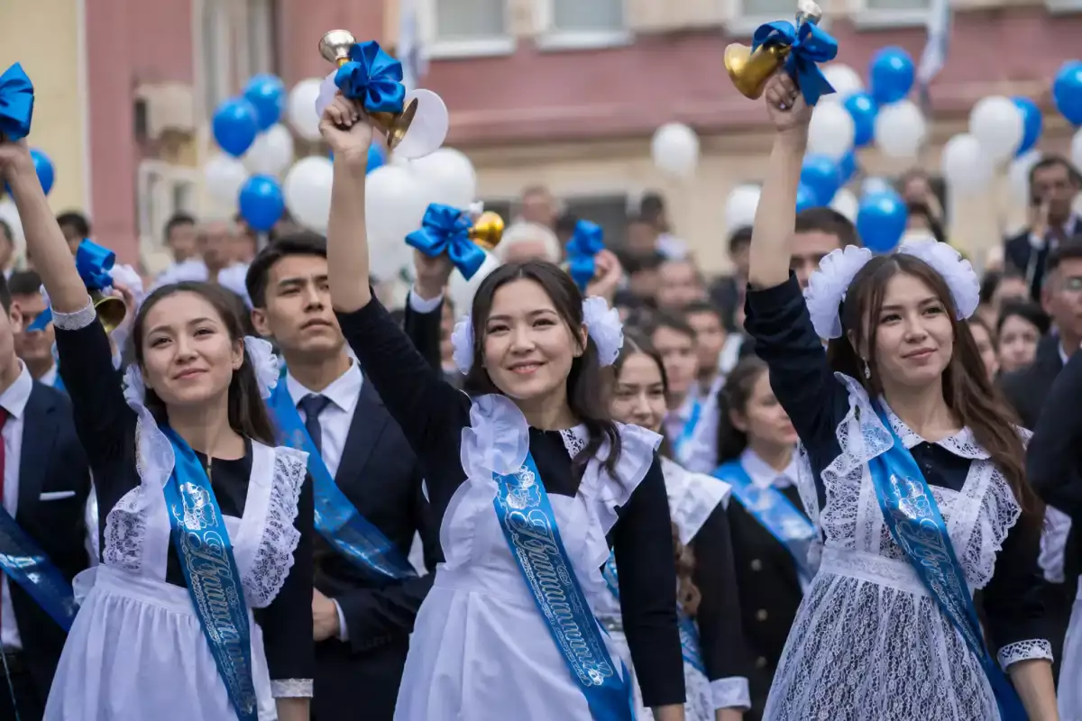 215 мың түлек: Қазақстан мектептерінде соңғы қоңырау соғылды