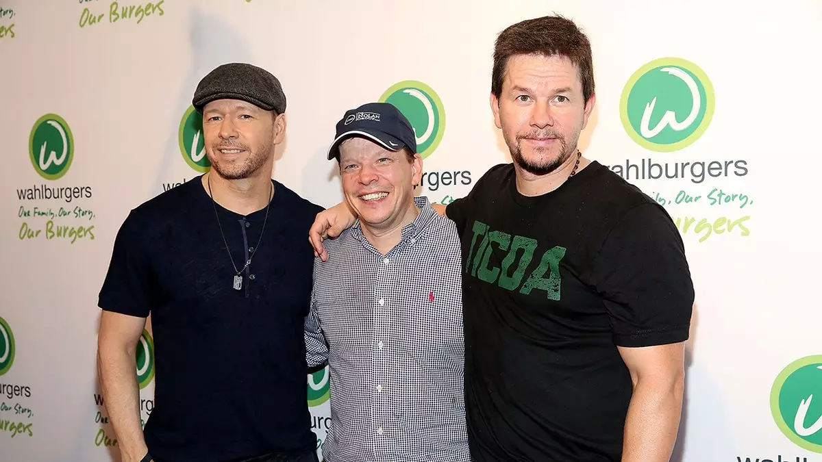 Шеф-повар Wahlburgers Пол Уолберг делится простыми правилами приготовления идеального бургера на День памяти.