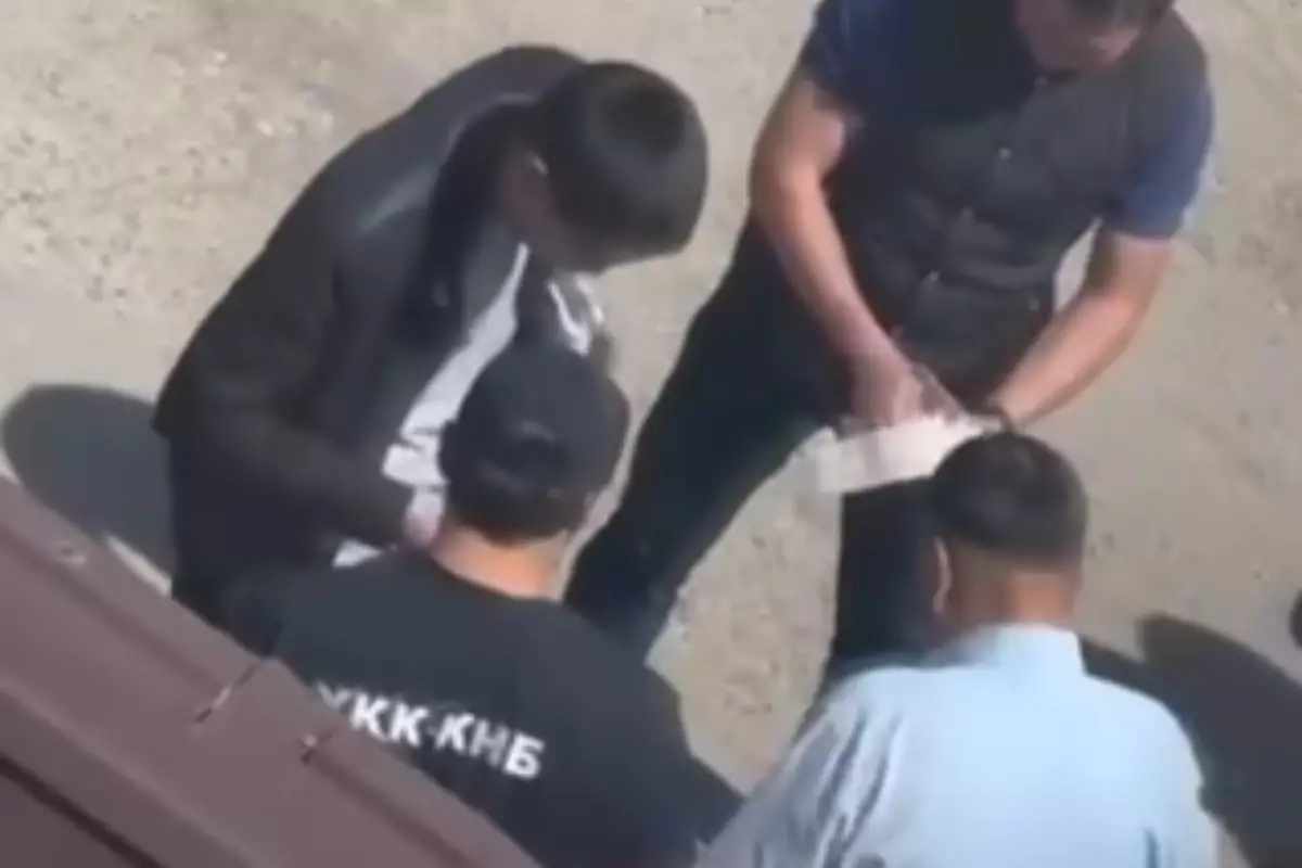 Задержание попало на видео: и. о. главы отдела земельных отношений поймали на взятке в Жамбылской области