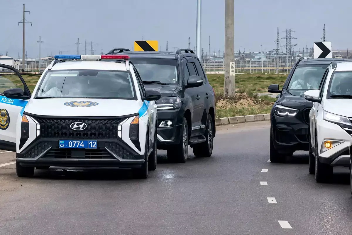 Полиция перекрыла дороги выезда из Актау для автомобилей с выпускниками - новости на Lada.kz 25.05.2026