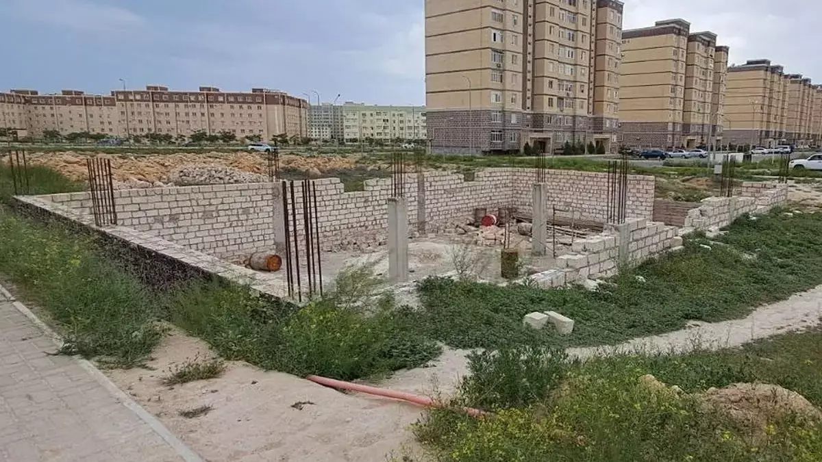 Жители Актау пожаловались на стройплощадки без ограждения