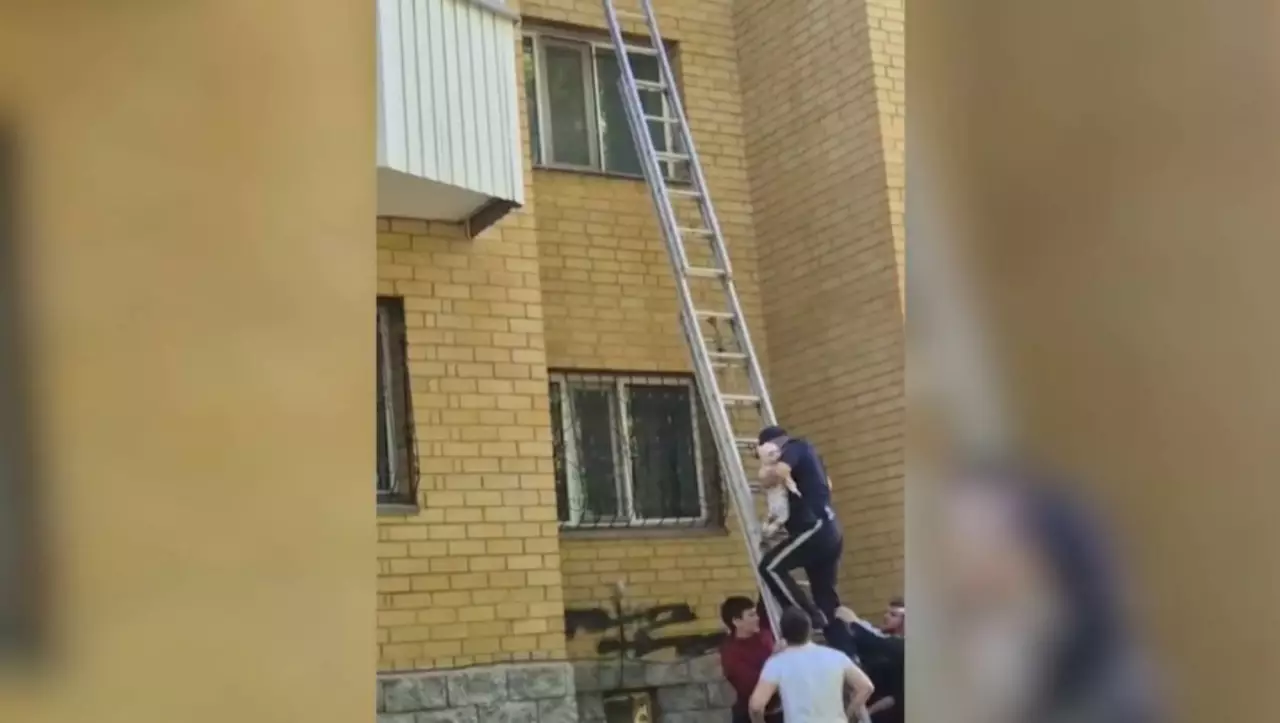 Астаналық полицейлер өрттен сәбиді алып шықты