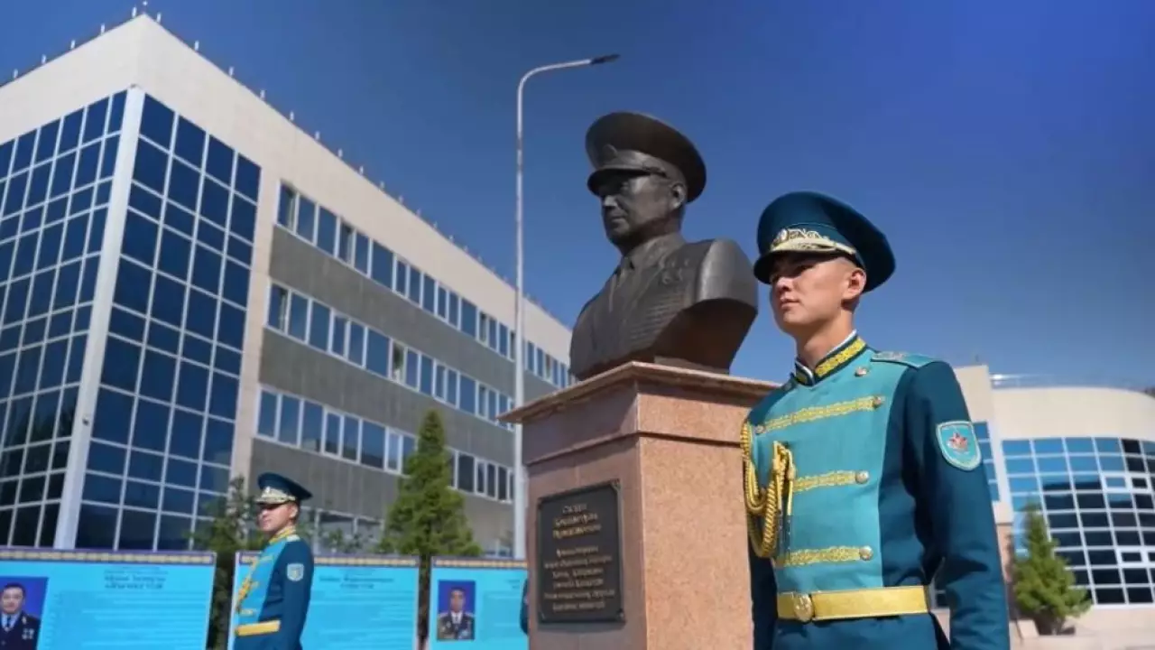 Военнослужащие почтили память Сагадата Нурмагамбетова