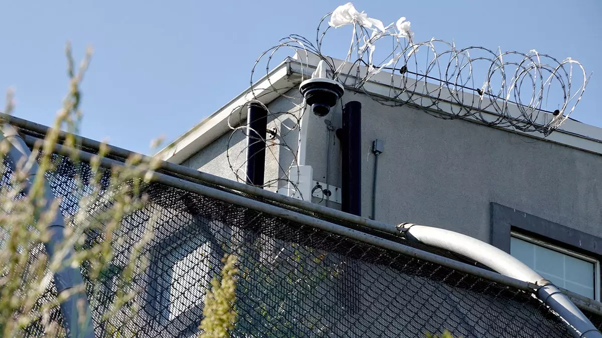 Протестующие против ICE столкнулись с агентами возле центра содержания под стражей в Нью-Джерси, в то время как губернатору Шеррилл было отказано во входе.