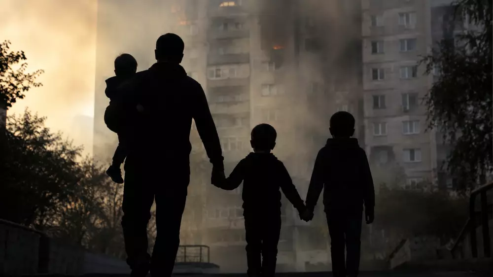 Павлодарда өртеніп жатқан пәтерден үш баланы құтқарған ер адам іздестіріліп жатыр
