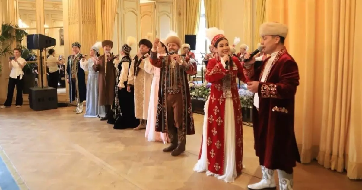  Сыр өнерпаздары Париж көрермендеріне концерт ұсынды 