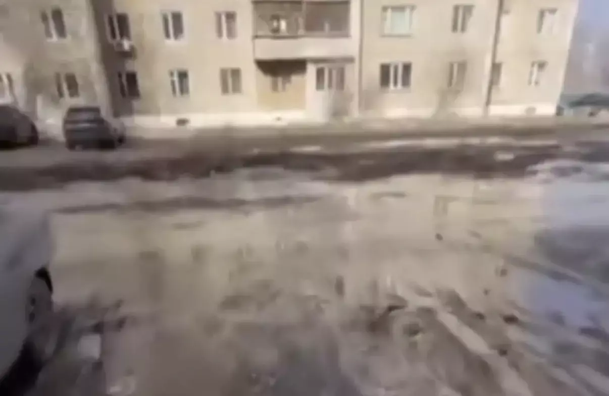 Семейдің қақ ортасындағы жол жүруге келмейді