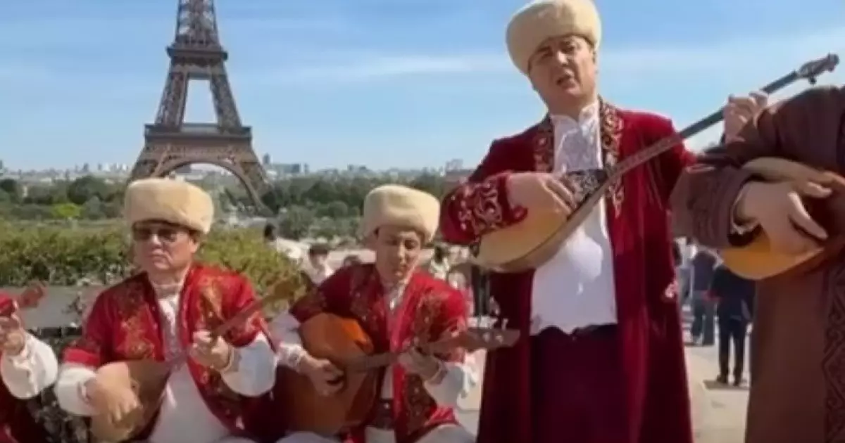  Қазақстандық өнерпаздар Эйфель мұнарасының жанында шағын концерт қойды 