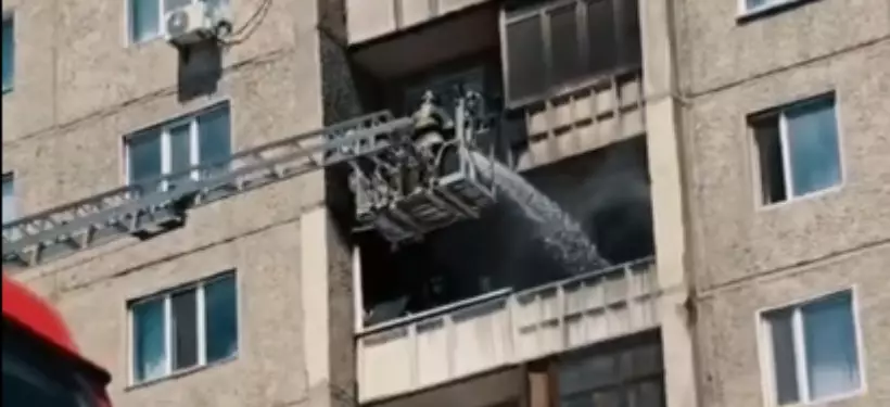 Два смежных балкона загорелись в многоэтажке Семея