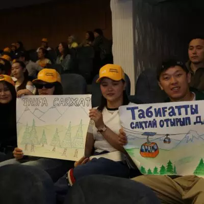 Молодёжь с плакатами поддержала проект Almaty Superski на общественных слушаниях в Алматы