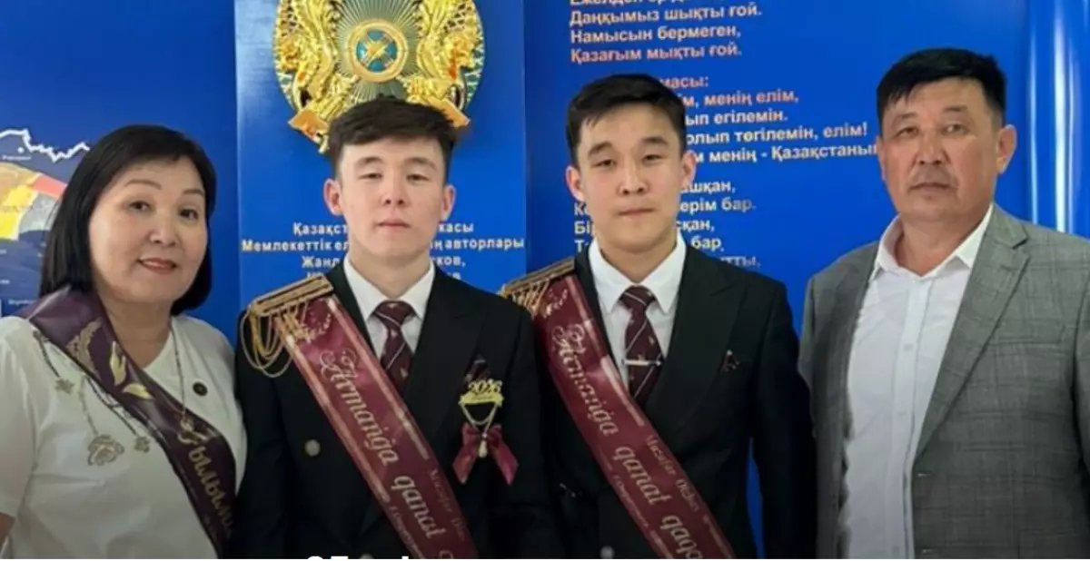"Бұрын-соңды болмаған": Атырау облысында бір ауданда 85 егіз мектеп бітірді