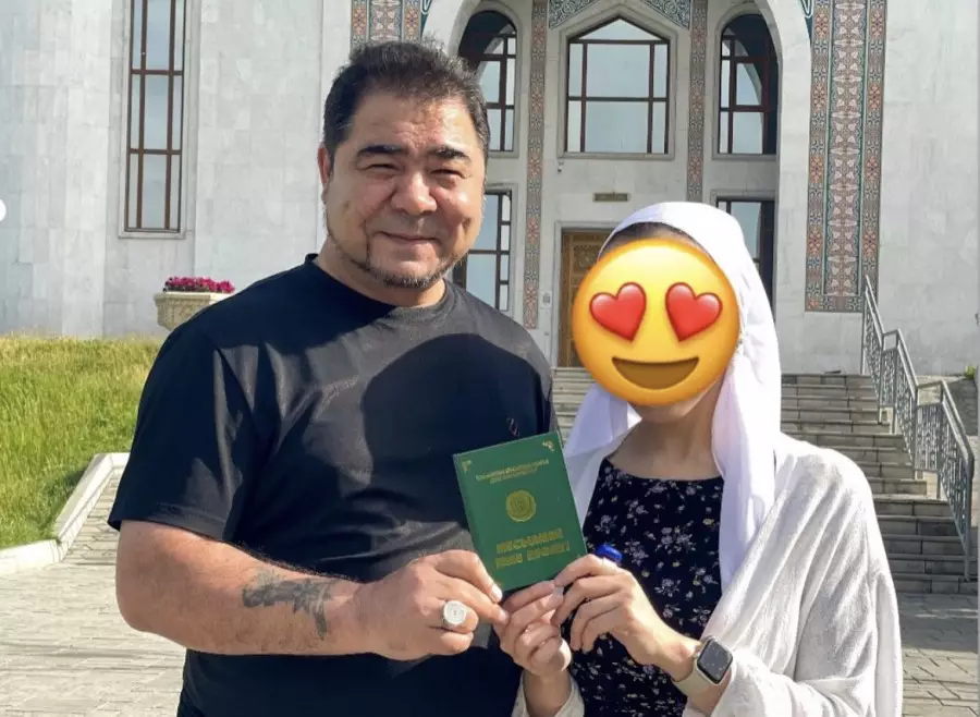 “Жерден алып, жерге салып жатыр“. Өзінен 25 жас кіші қызға үйленгенін айтқан актер мәлімдеме жасады