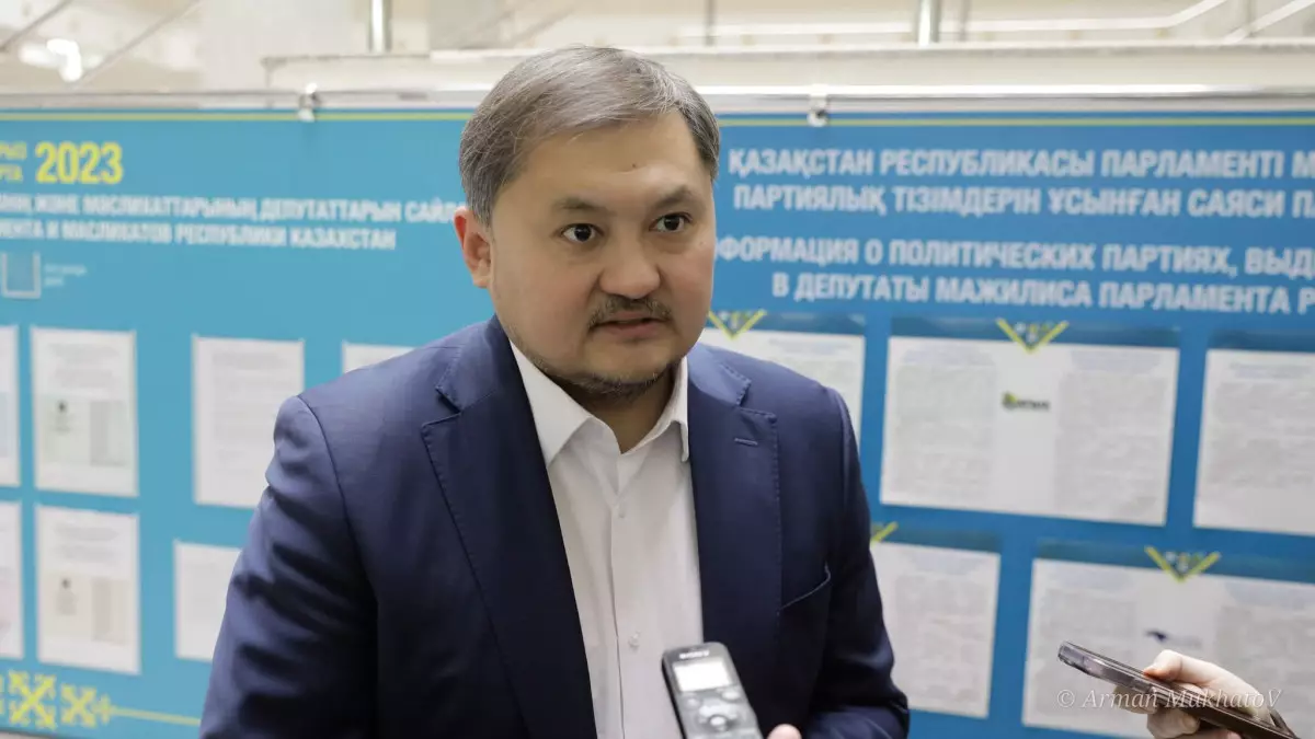 Министр Үкіметте журналистерден сүйінші сұрады