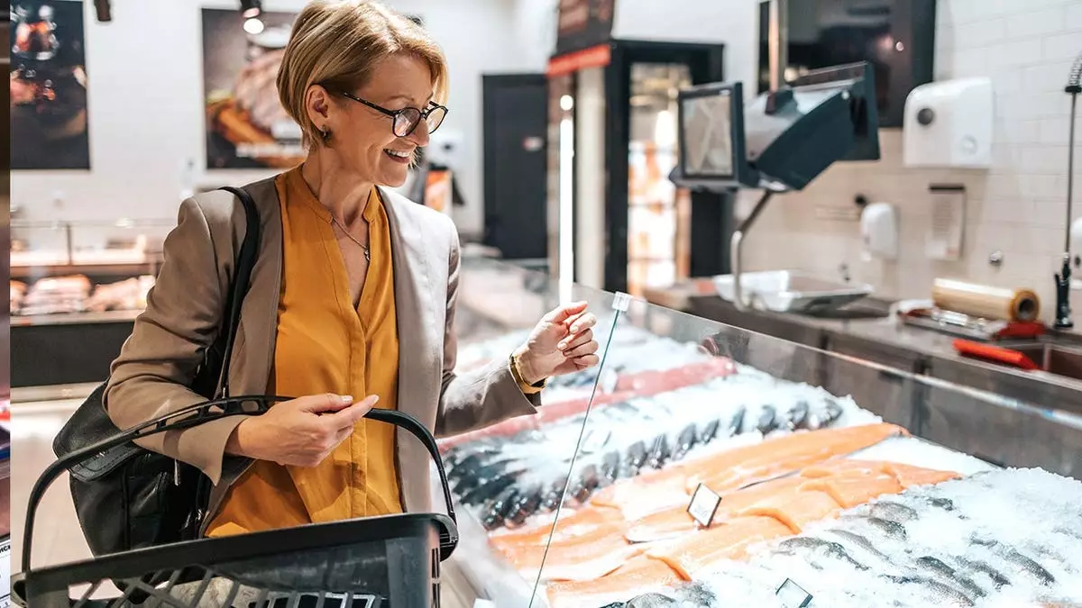 Выращенная на ферме рыба действительно хуже дикой морепродукции? Эксперты высказываются.