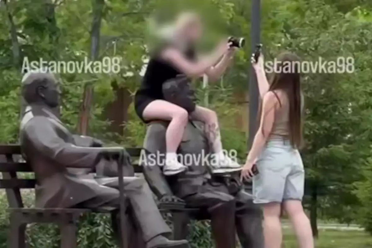 В Астане девушка залезла на памятник Беимбету Майлину