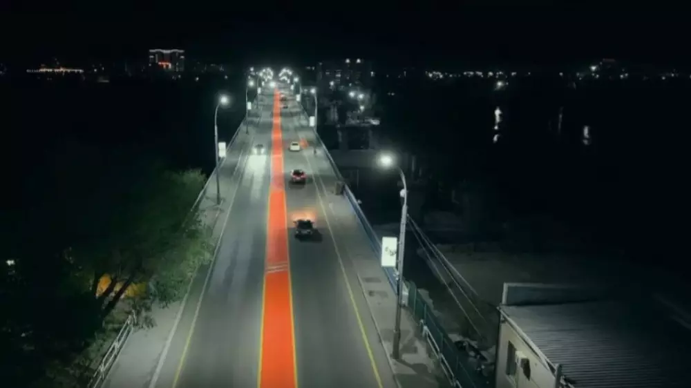На мосту в Семее появилась новая светящаяся разметка