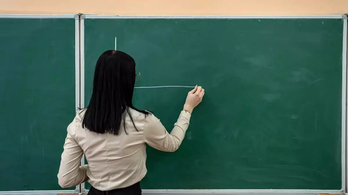 Казахстанским учителям запретят платные уроки своим ученикам