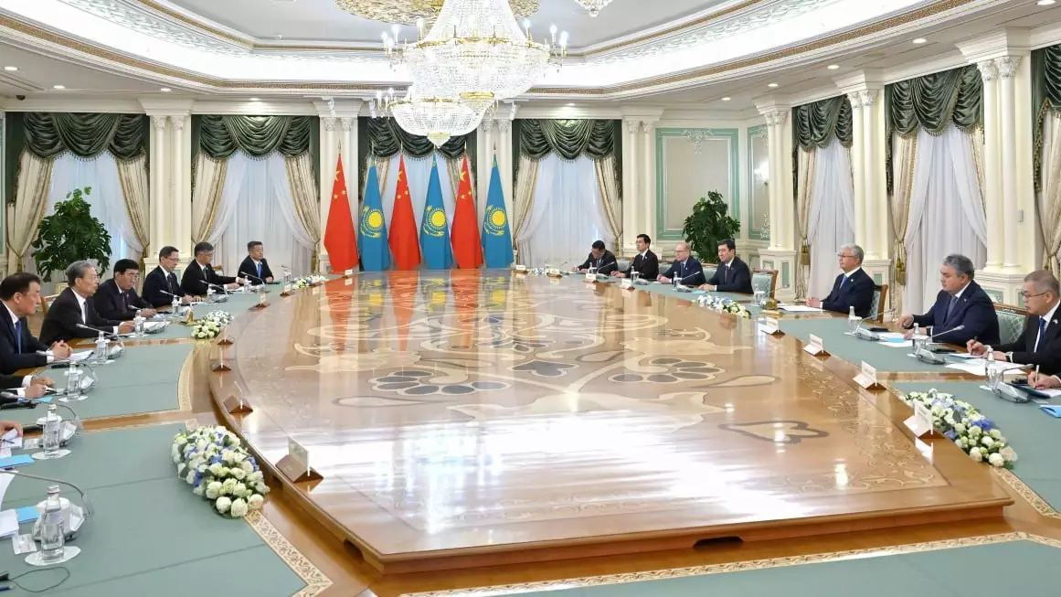 Токаев принял председателя Посткома ВСНП Китая