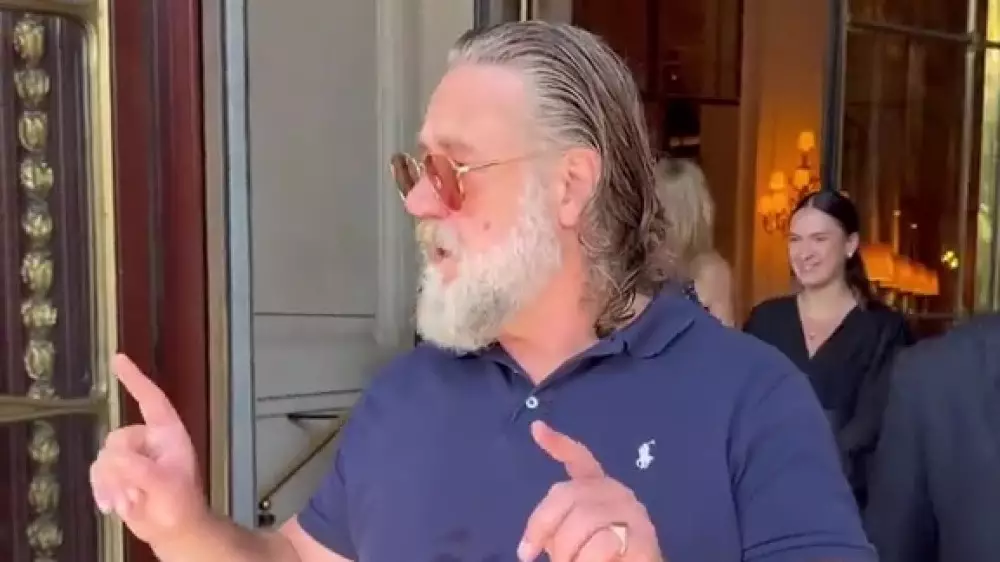 “Я уйду“. Актер Рассел Кроу отчитал фанатов в Париже