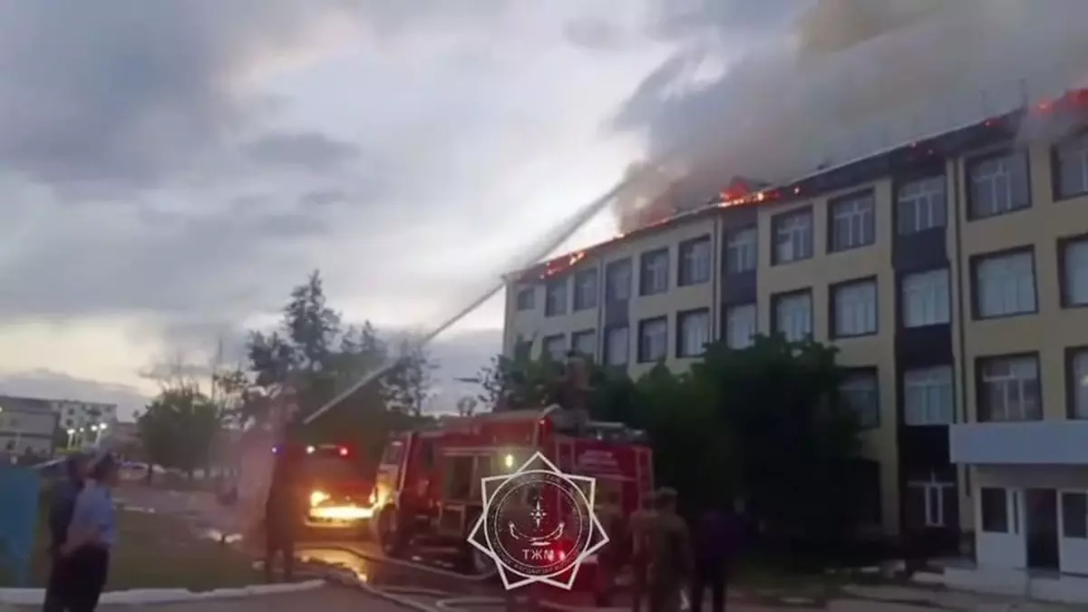 Крупный пожар тушат в школе в Аркалыке