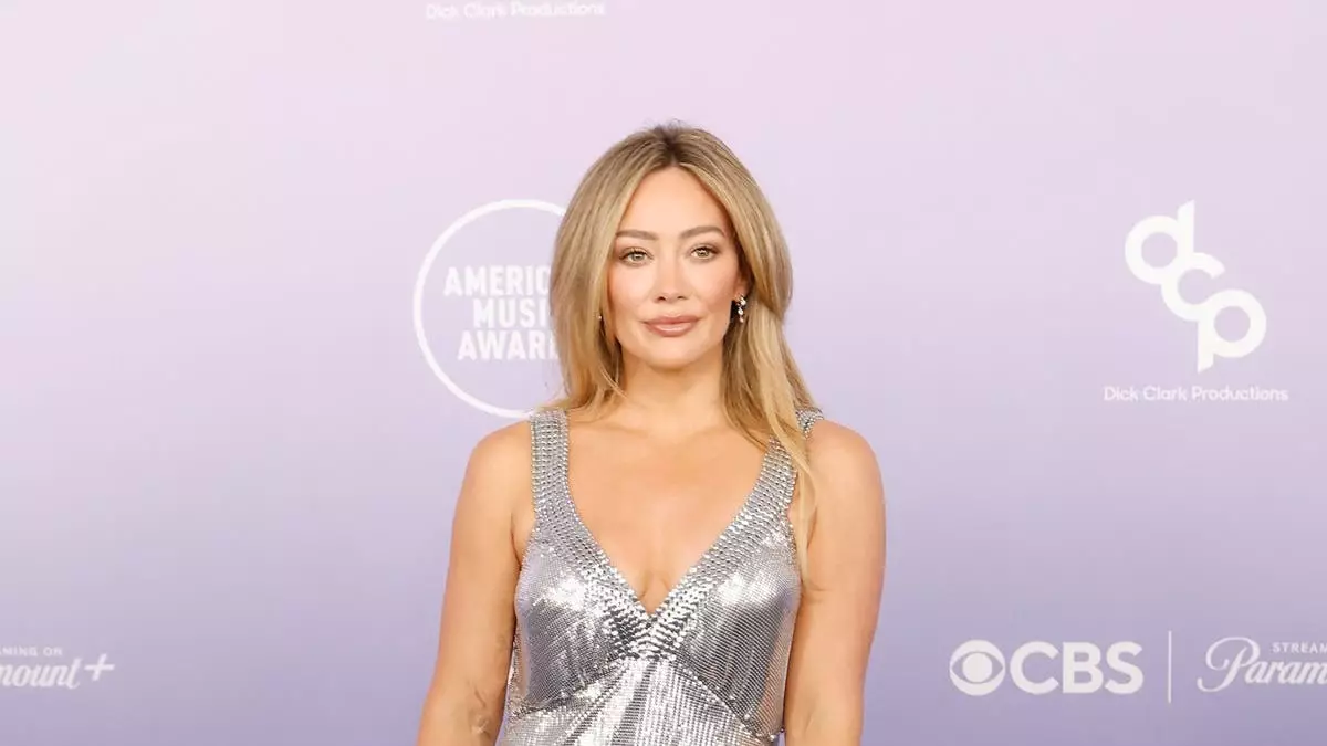 Хилари Дафф и Никки Глейзер задают смелую моду на красной дорожке American Music Awards.