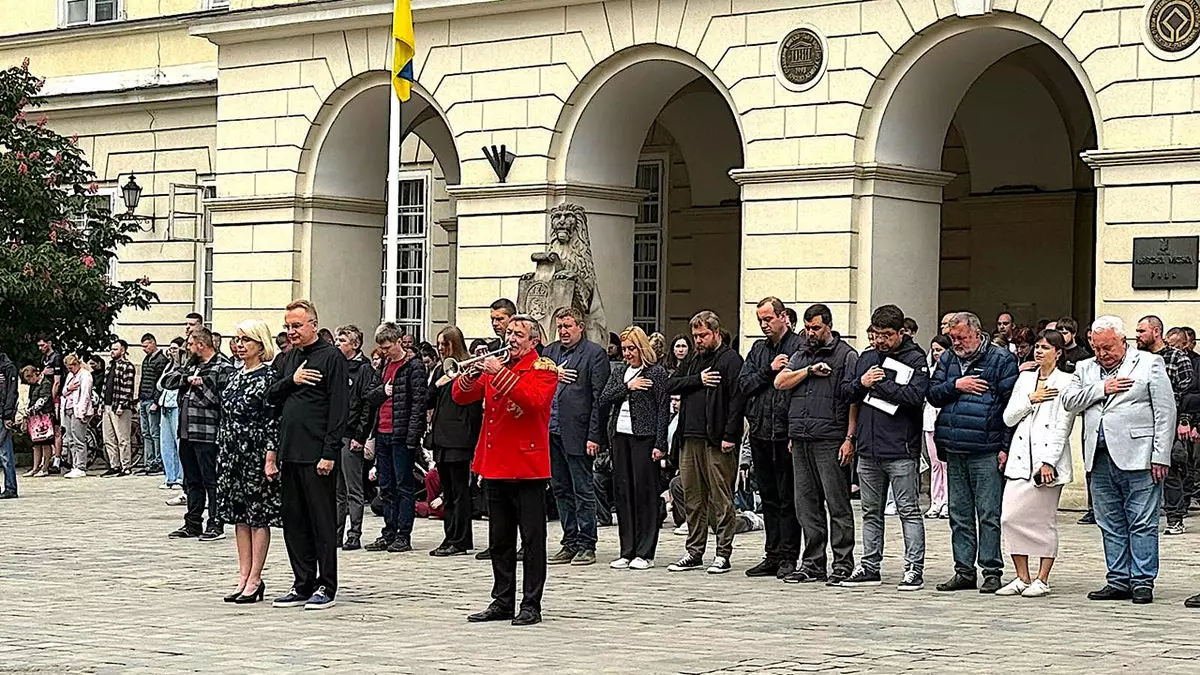 Похороны, королевы красоты и бомбы: украинский город, который не позволит Путину победить.