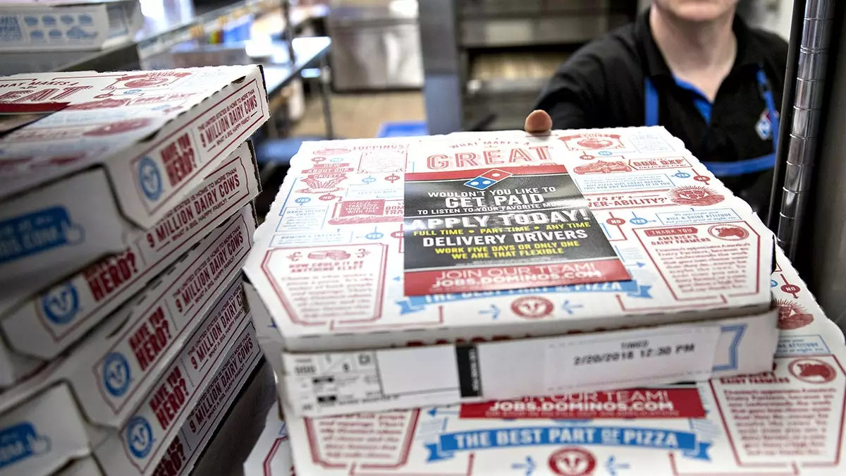 Интернет обрушился с критикой на разгневанных клиентов Domino's, требующих возврат денег после того, как они съели всю еду.