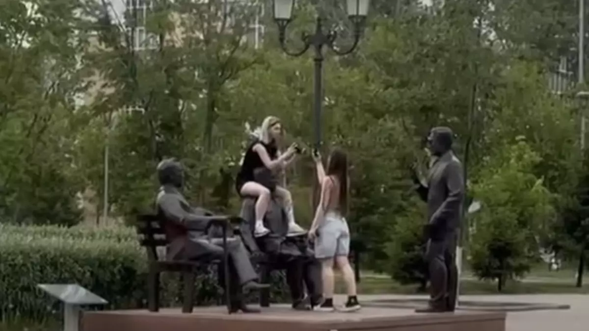 Астанчанка залезла на памятник в "Аллее писателей"