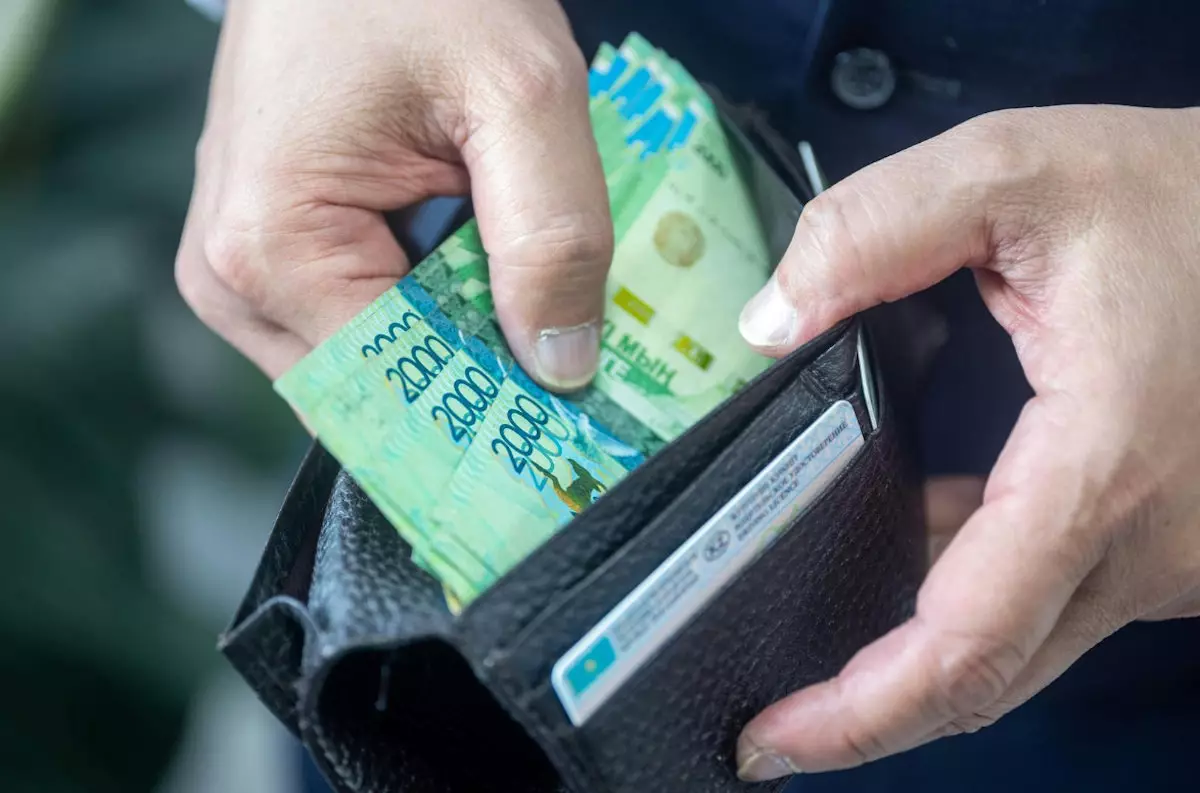 Казахстанцы стали реже подходить к банкоматам