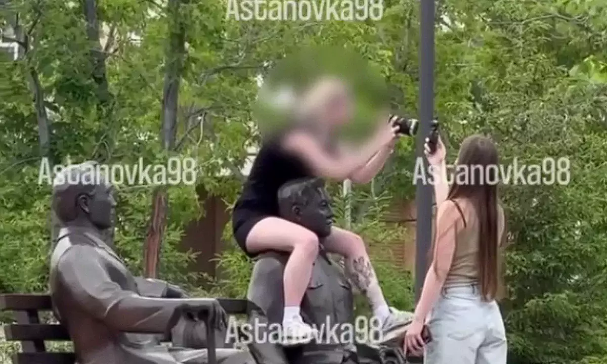 18-летнюю жительницу Астаны оштрафовали за фотосессию на памятнике Майлину