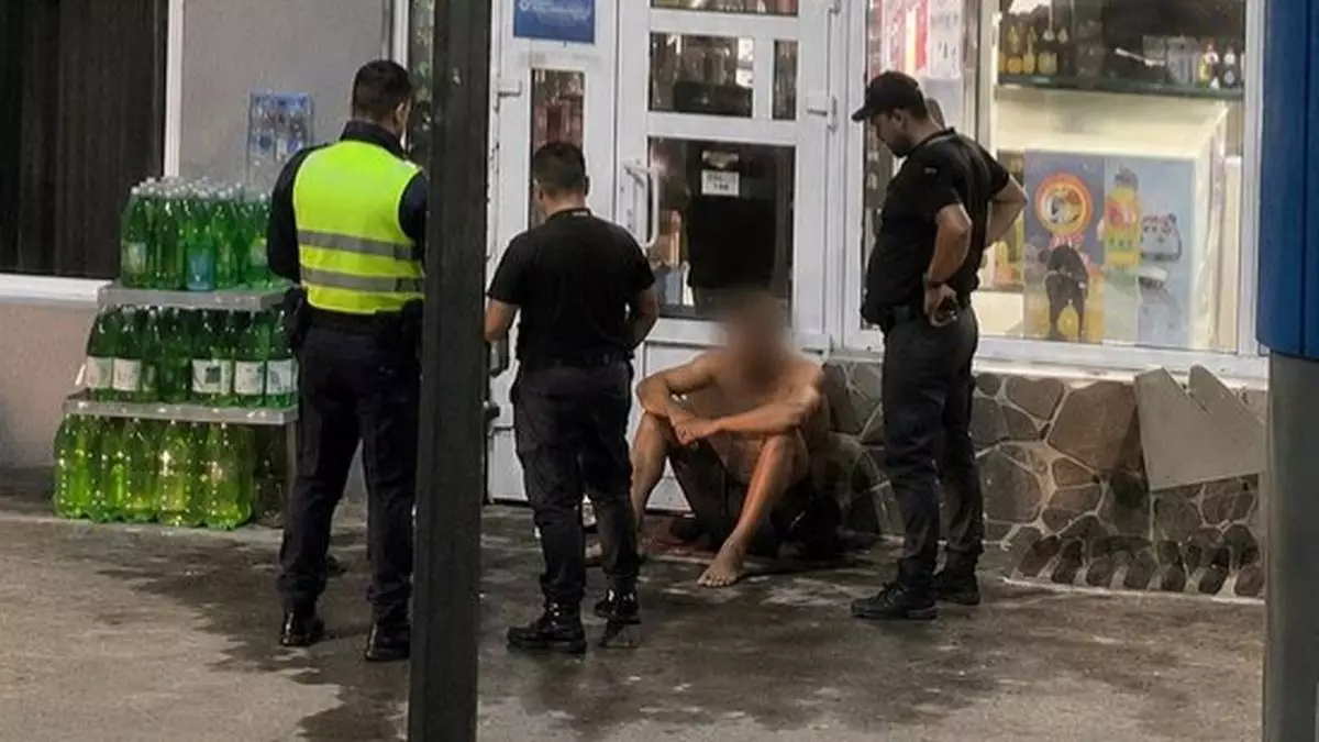 Полуголый мужчина устроил погром  на заправке в Петропавловске