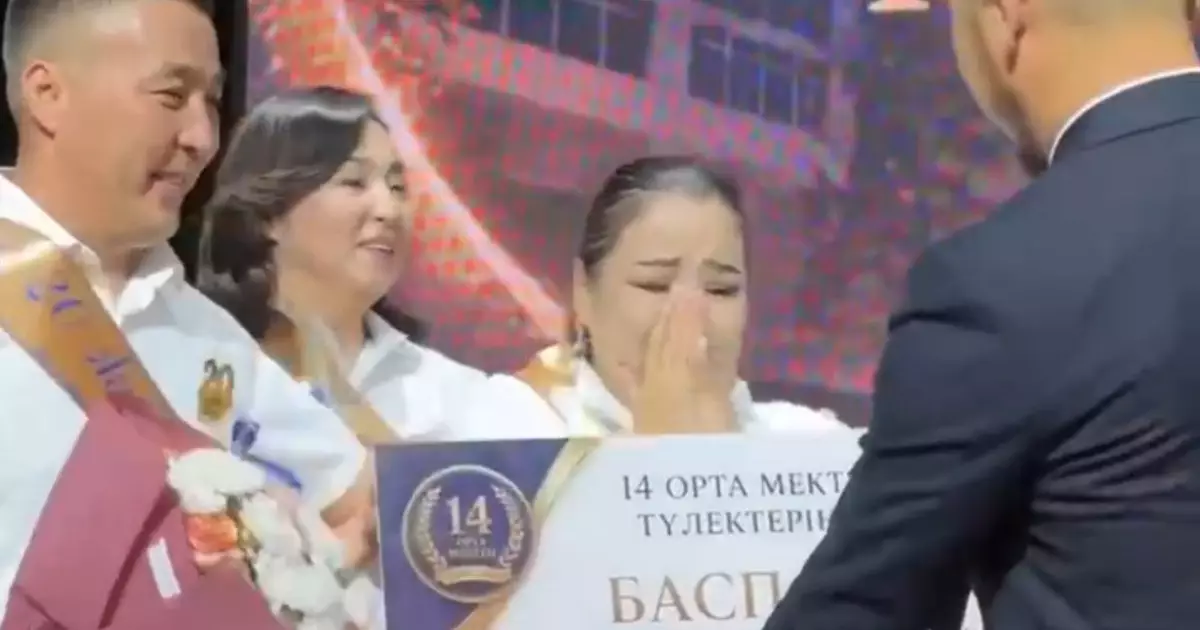  Жаңаөзенде түлектер өз сыныптастарына баспана сыйлады 
