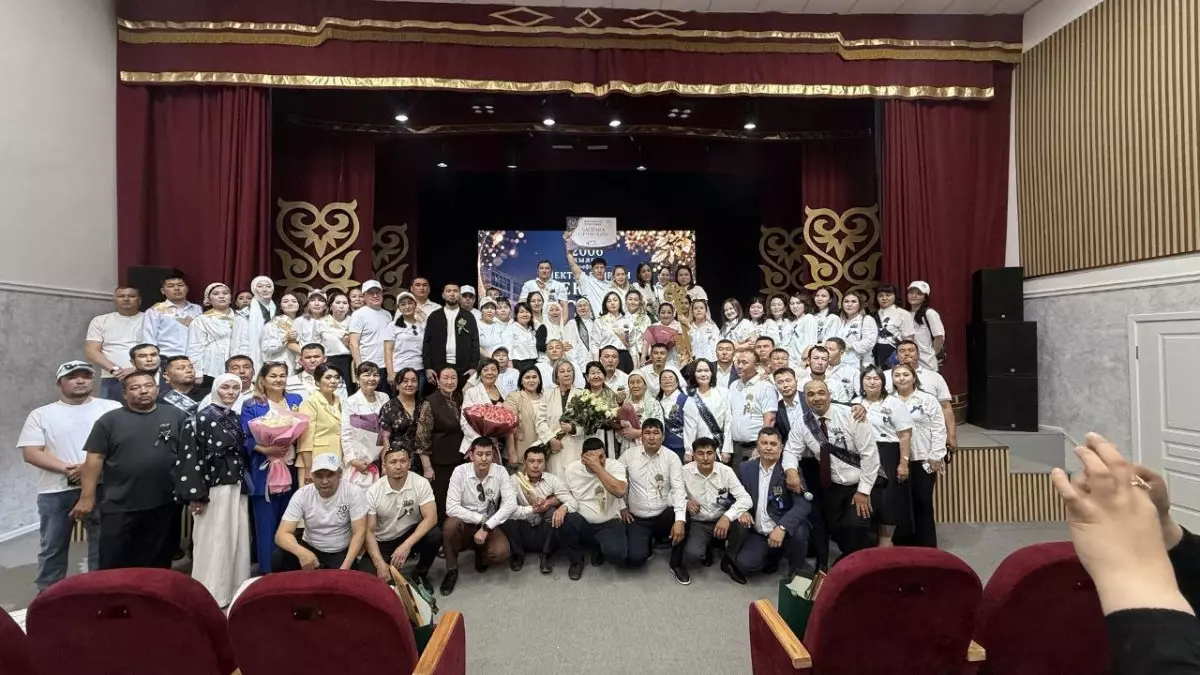 В Жанаозене выпускники подарили дом бывшей однокласснице, воспитывающей двоих детей