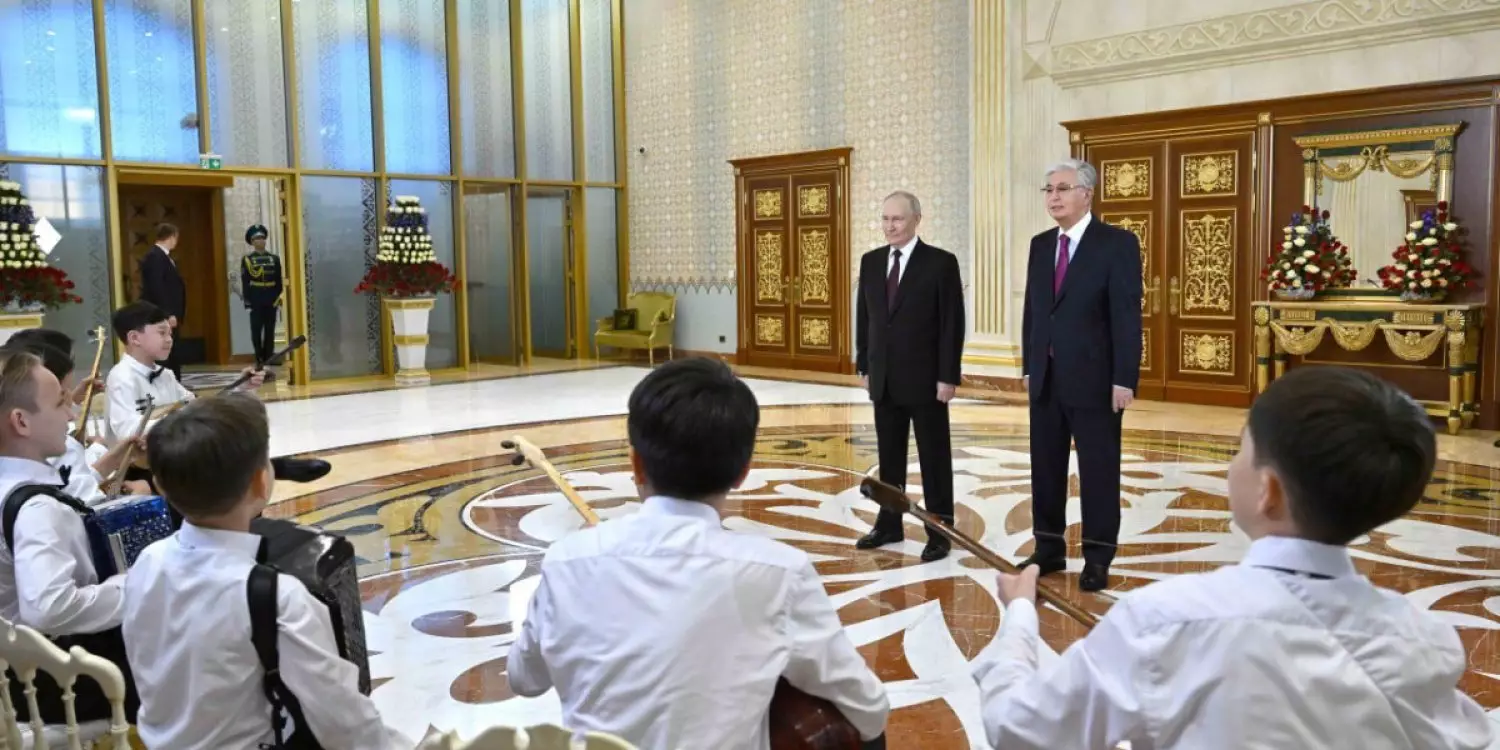 Әуежайда балалар Путинге Құрманғазы күйлерін орындады (ВИДЕО)