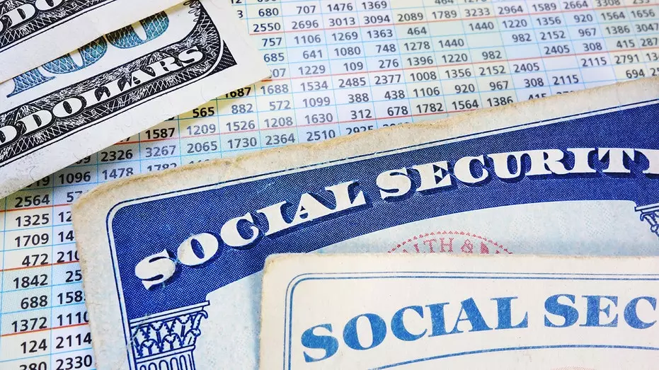 Опрос показал, что американцы разделились во мнениях о том, как спасти Social Security от банкротства на фоне приближающегося дедлайна 2032 года.