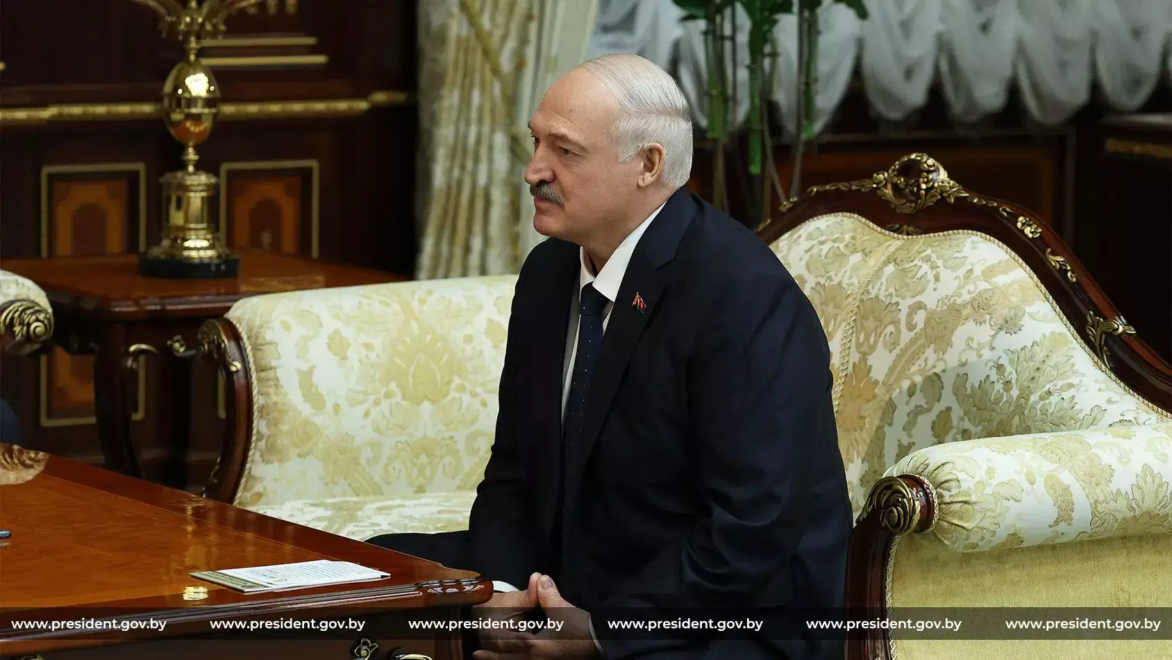 Лукашенко покидает Беларусь и улетает с визитом в Казахстан.