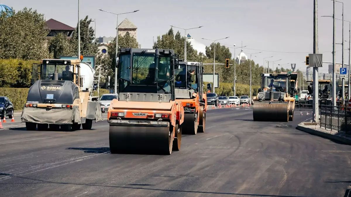 Сколько километров дорог обновят в Казахстане в этом году