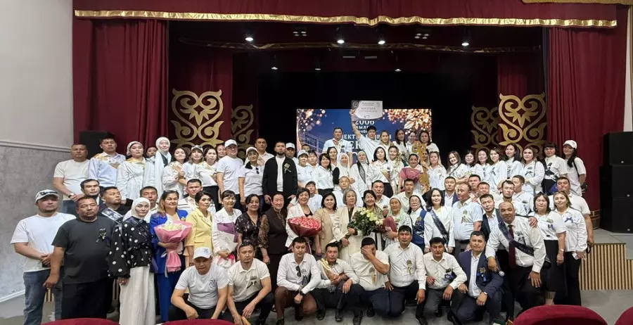 Жаңаөзенде түлектер сыныптастарына үй сыйлады