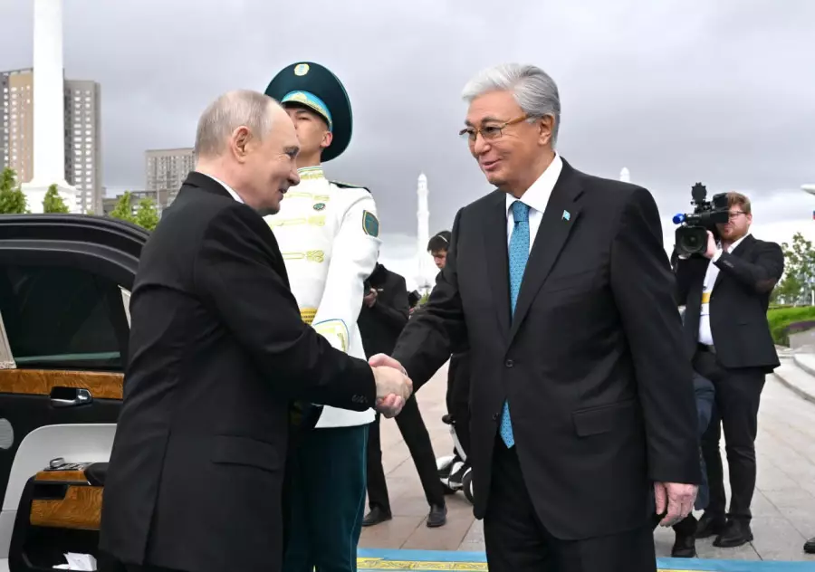 Тоқаев Тәуелсіздік сарайында Путинді қарсы алды
